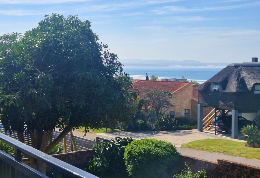 5 Bedroom Property for Sale in Wavecrest Eastern Cape